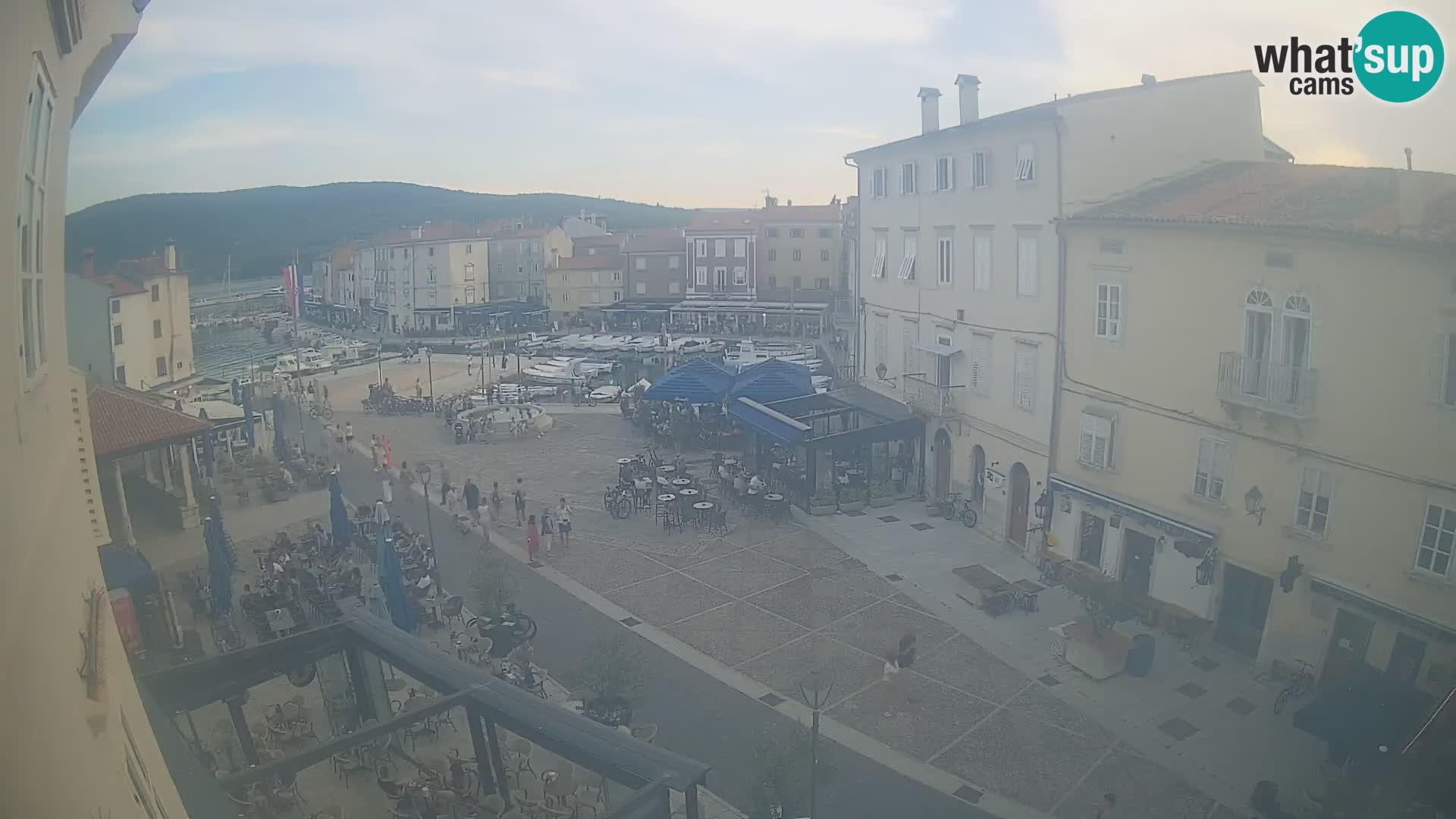 LIVE cam Cres city – place principale et “mandrač” – île de Cres – Croatie
