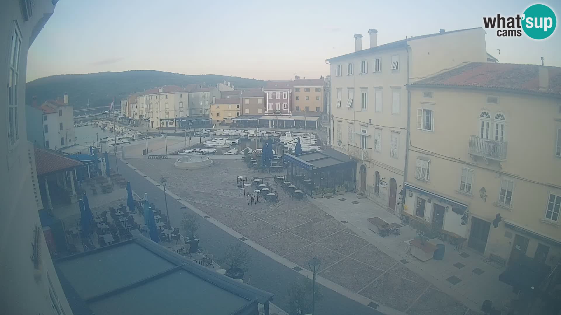 V ŽIVO spletna kamera Cres mesto – glavni trg in “mandrač” – otok Cres – Hrvaška