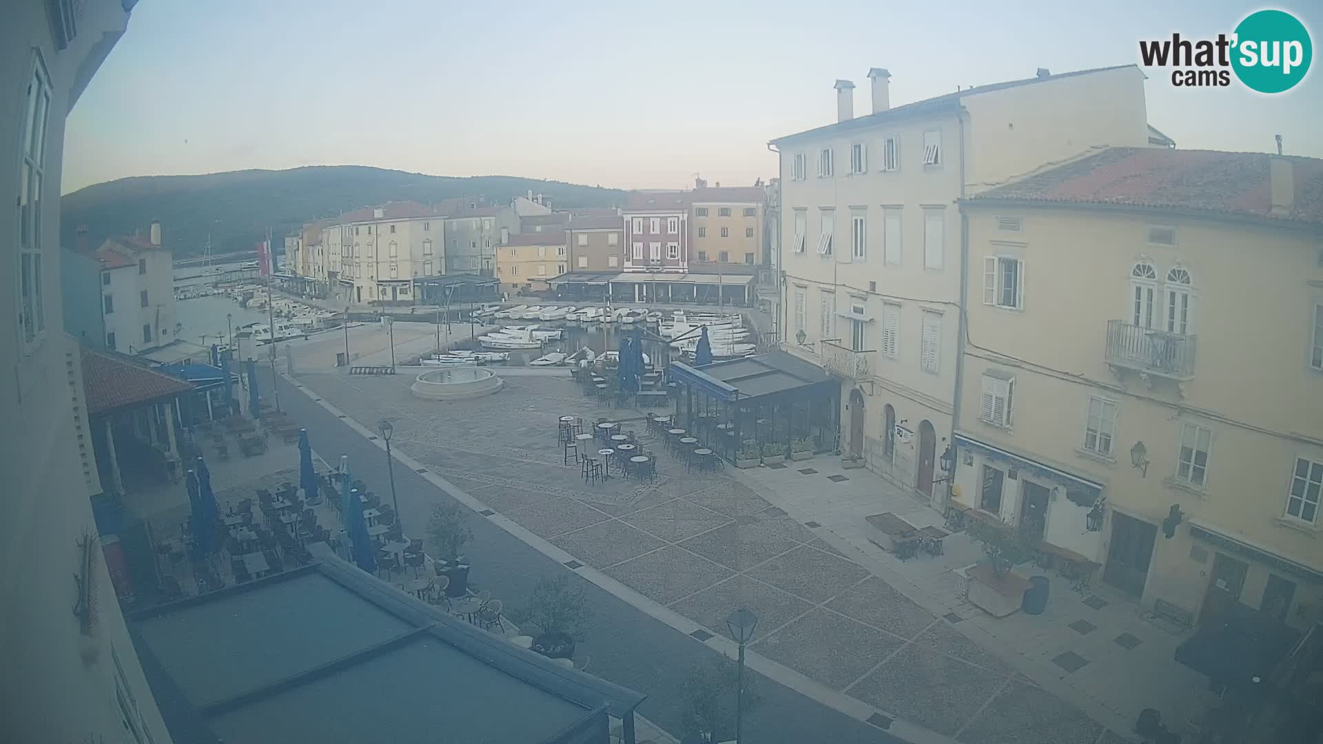 V ŽIVO spletna kamera Cres mesto – glavni trg in “mandrač” – otok Cres – Hrvaška