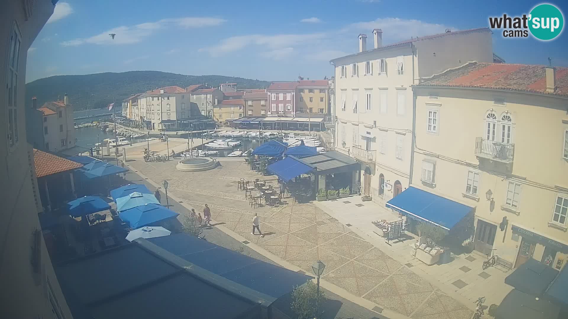 Web kamera Grad Cres – glavni trg i “mandrač” – otok Cres