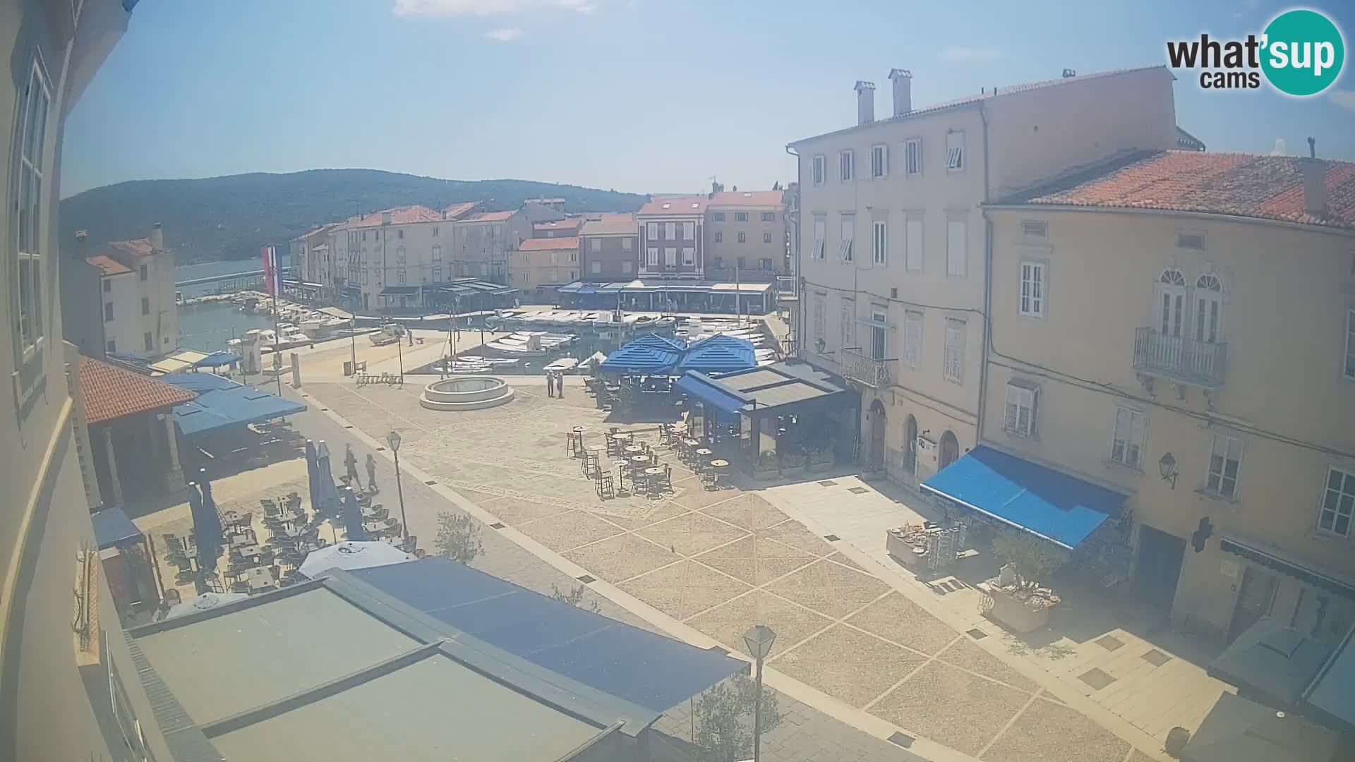 Web kamera Grad Cres – glavni trg i “mandrač” – otok Cres