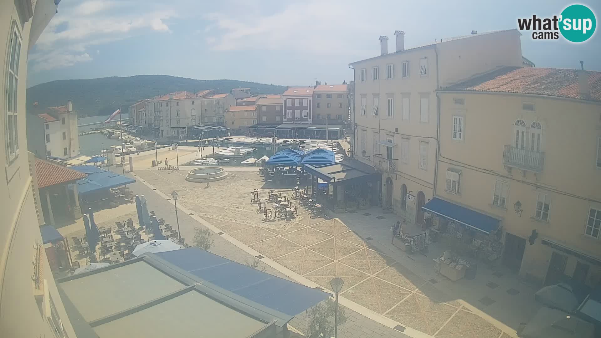LIVE cam Cres city – place principale et “mandrač” – île de Cres – Croatie