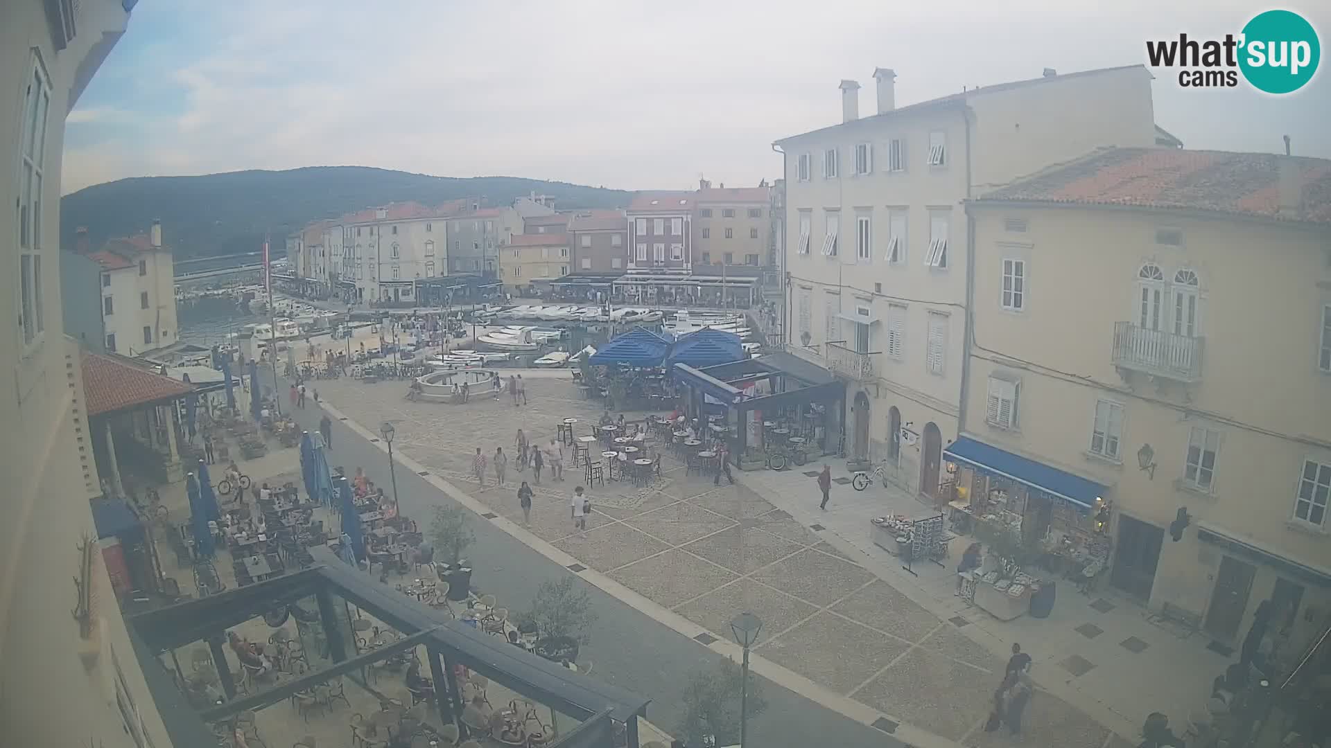 Web kamera Grad Cres – glavni trg i “mandrač” – otok Cres