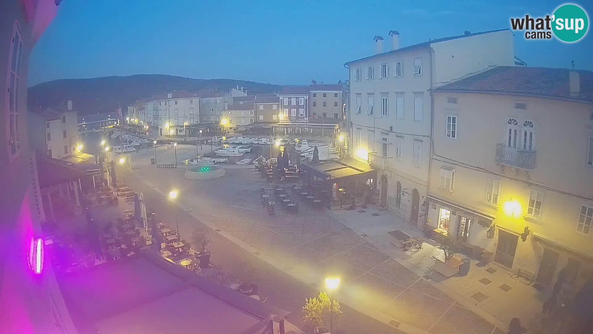 LIVE cam Cres city – place principale et “mandrač” – île de Cres – Croatie