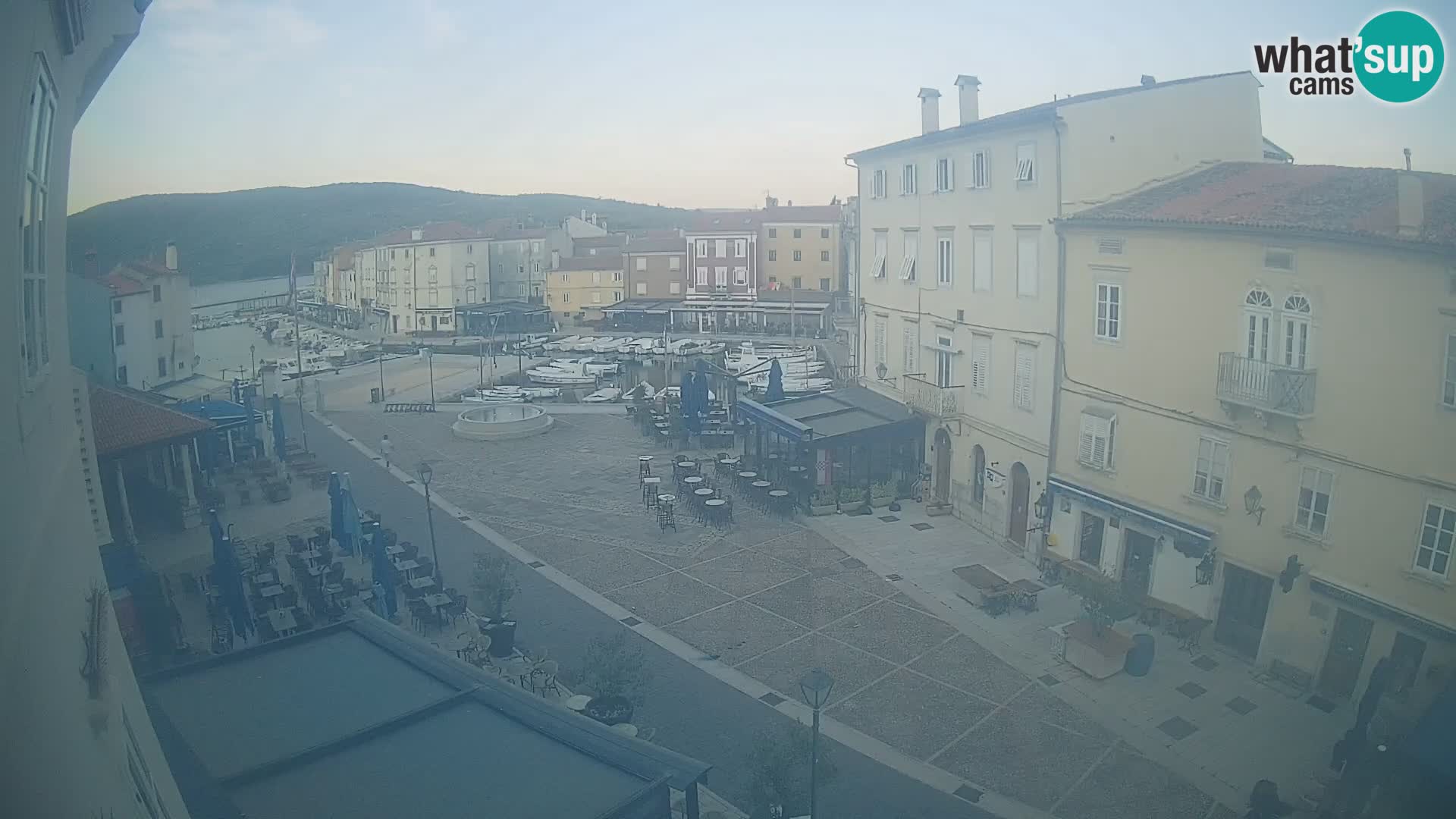 LIVE cam Cres city – place principale et “mandrač” – île de Cres – Croatie