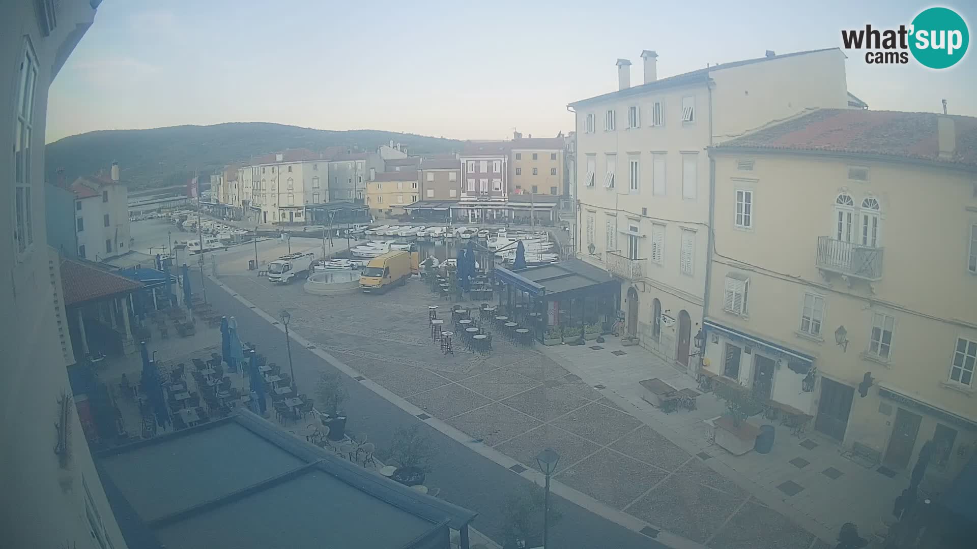LIVE cam Cres city – place principale et “mandrač” – île de Cres – Croatie