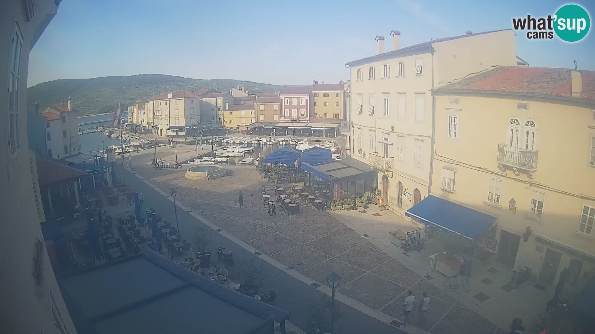 Cámara en vivo ciudad de Cres – plaza principal y “mandrač” – isla de Cres – Croacia