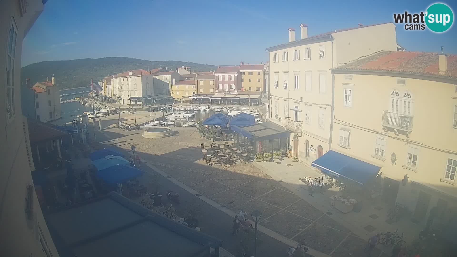 LIVE cam Cres city – place principale et “mandrač” – île de Cres – Croatie
