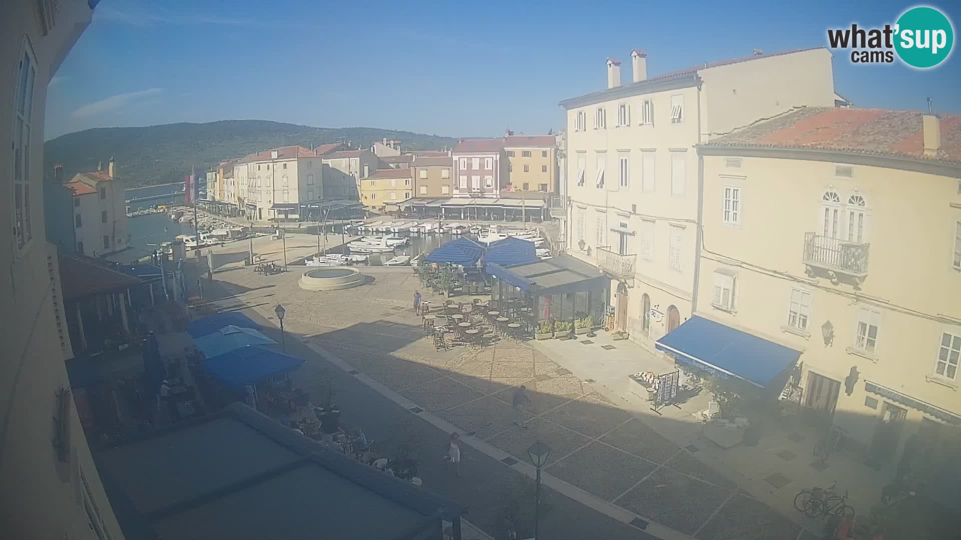 Web kamera Grad Cres – glavni trg i “mandrač” – otok Cres