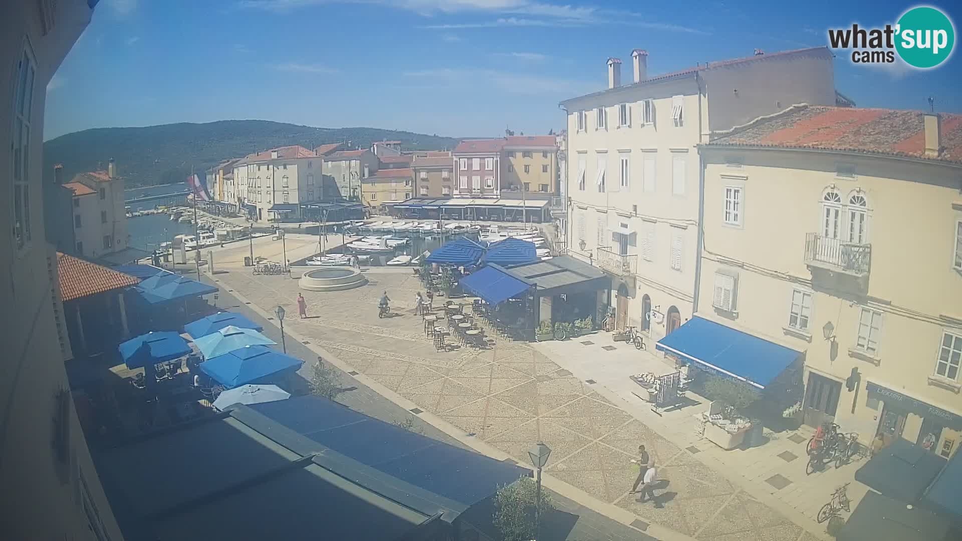 Web kamera Grad Cres – glavni trg i “mandrač” – otok Cres