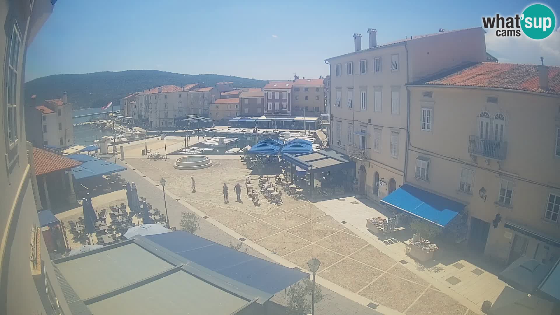 Web kamera Grad Cres – glavni trg i “mandrač” – otok Cres