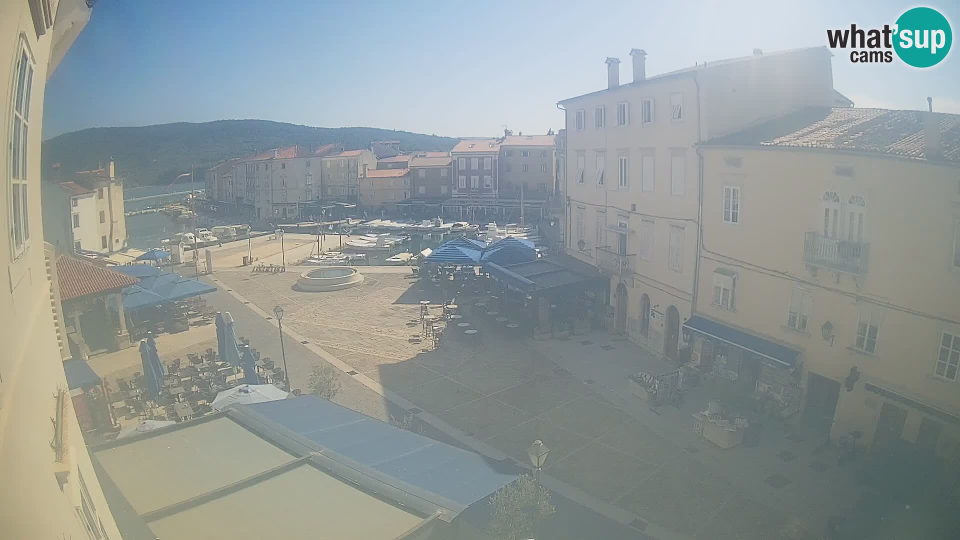 Kamera v ŽIVO Cres mesto – glavni trg in “mandrač” – otok Cres – Hrvaška