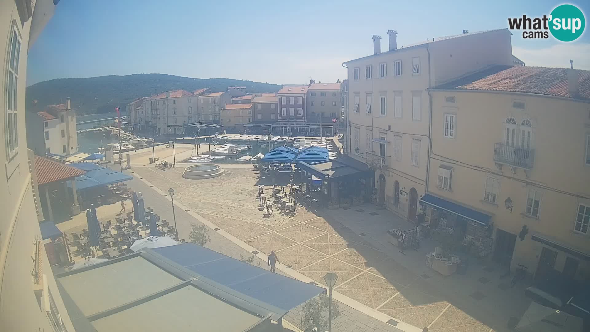 Web kamera Grad Cres – glavni trg i “mandrač” – otok Cres