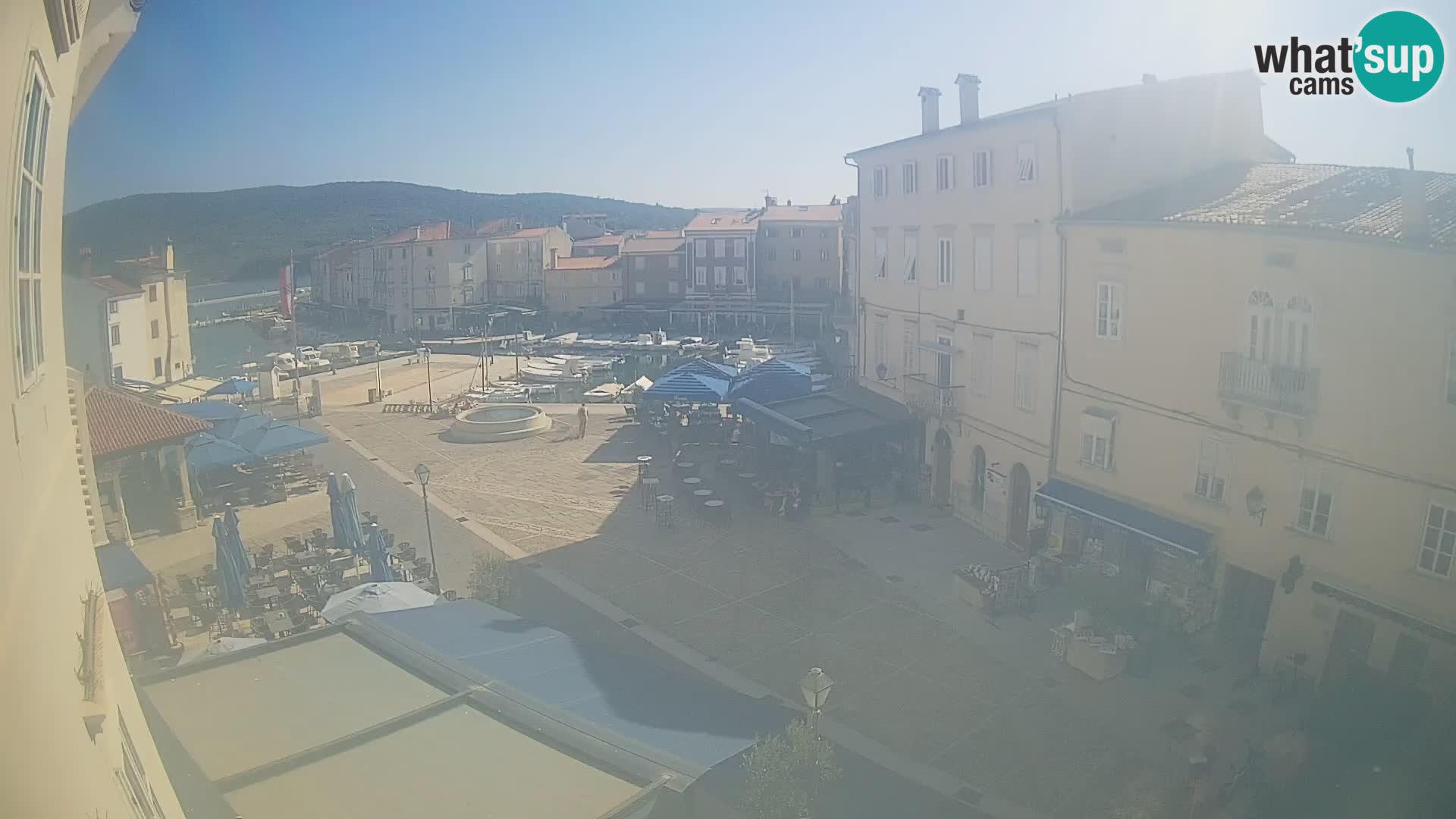Web kamera Grad Cres – glavni trg i “mandrač” – otok Cres