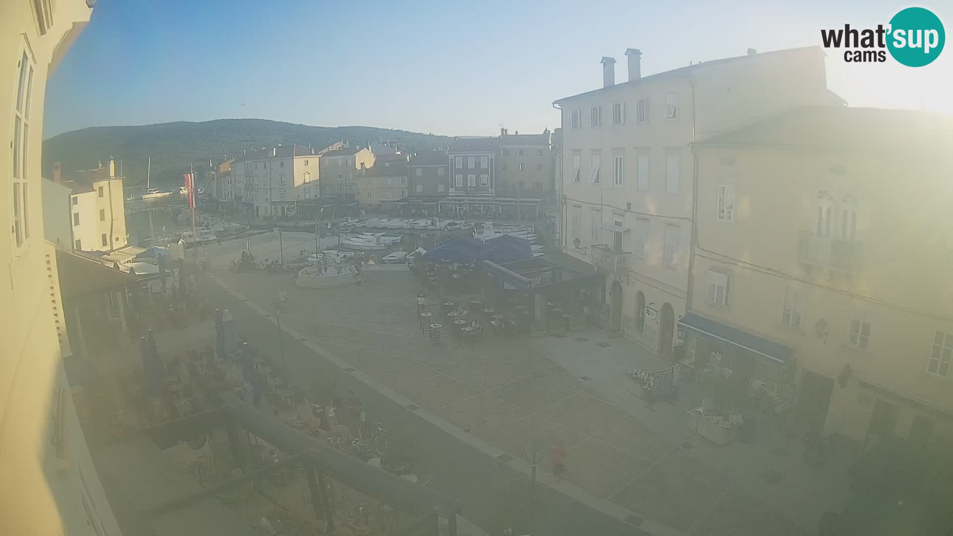 Web kamera Grad Cres – glavni trg i “mandrač” – otok Cres