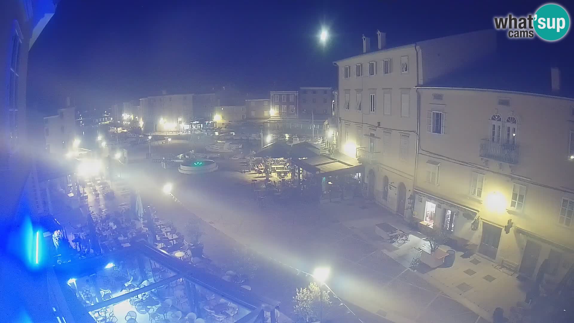 Web kamera Grad Cres – glavni trg i “mandrač” – otok Cres