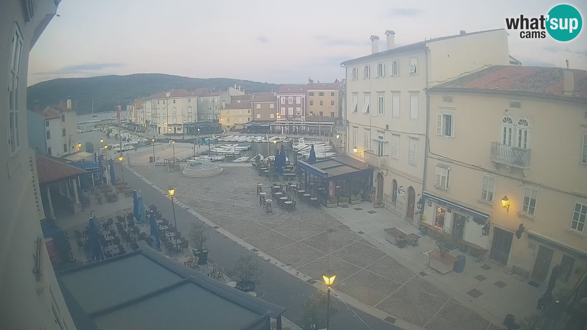 Cámara en vivo ciudad de Cres – plaza principal y “mandrač” – isla de Cres – Croacia