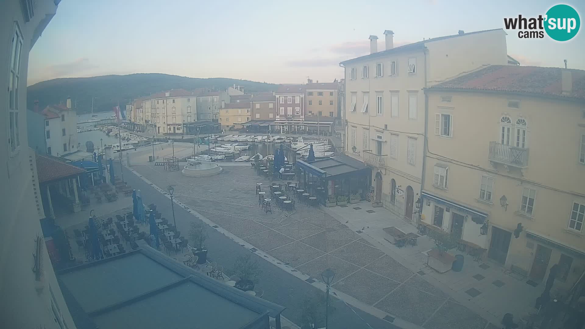 LIVE cam Cres city – place principale et “mandrač” – île de Cres – Croatie