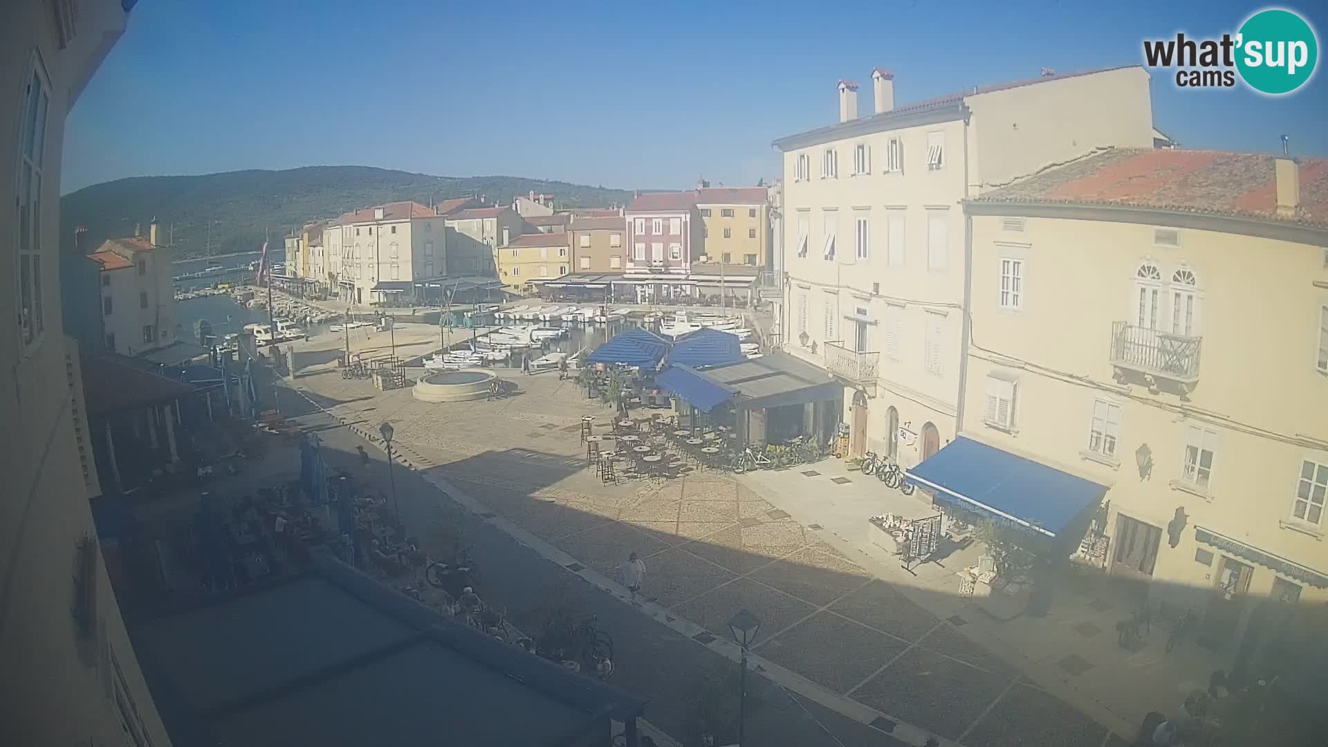 Web kamera Grad Cres – glavni trg i “mandrač” – otok Cres