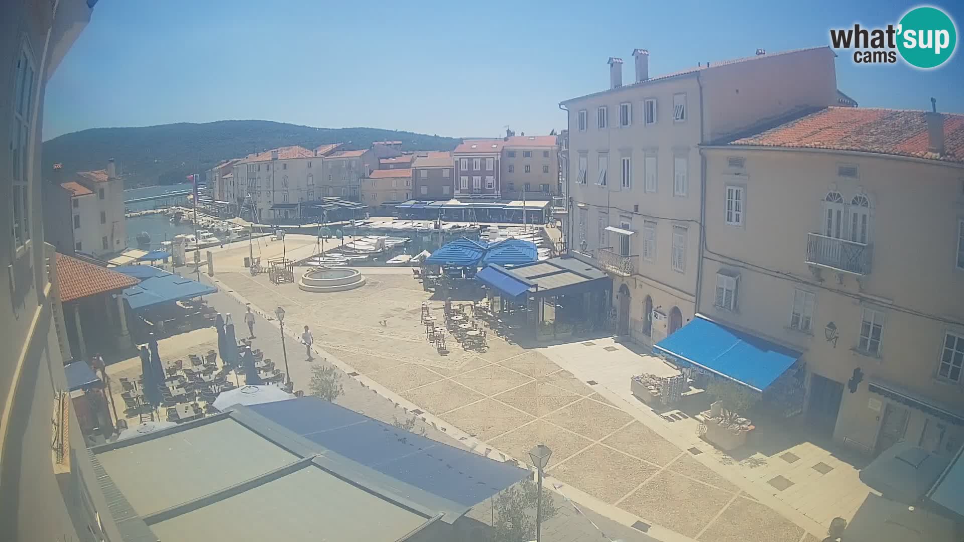 Web kamera Grad Cres – glavni trg i “mandrač” – otok Cres