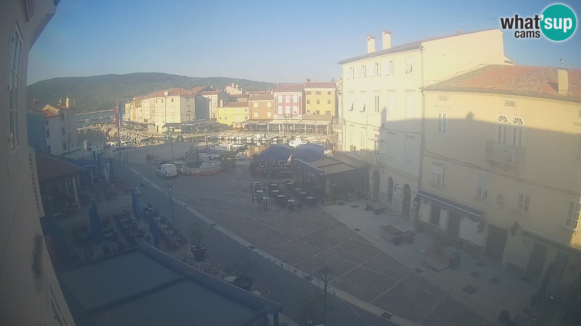 Web kamera Grad Cres – glavni trg i “mandrač” – otok Cres