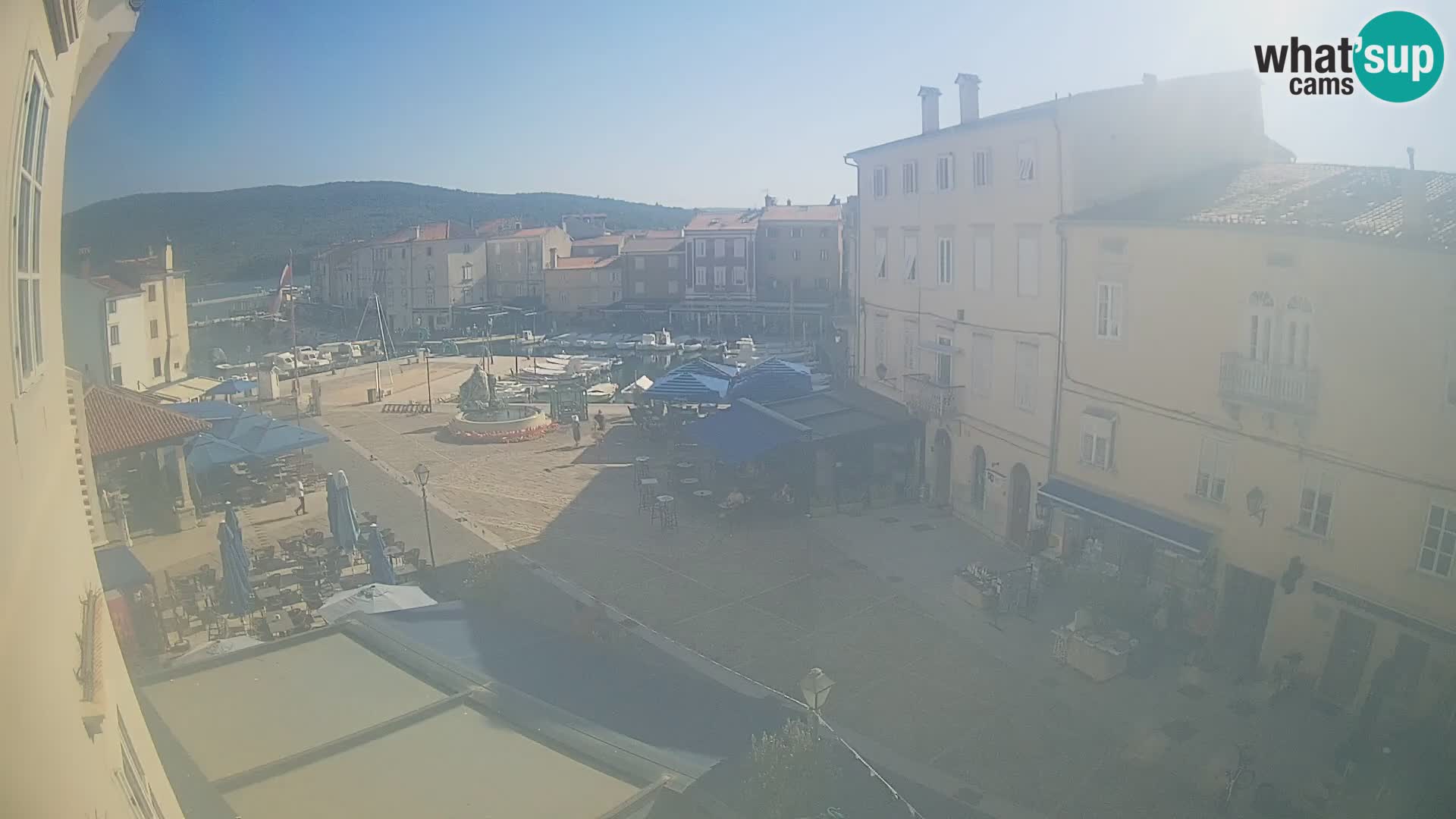 Web kamera Grad Cres – glavni trg i “mandrač” – otok Cres