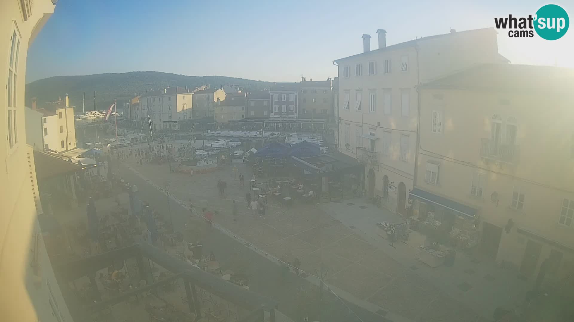 Web kamera Grad Cres – glavni trg i “mandrač” – otok Cres