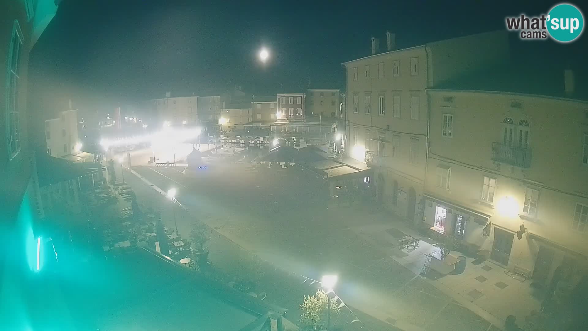 Web kamera Grad Cres – glavni trg i “mandrač” – otok Cres