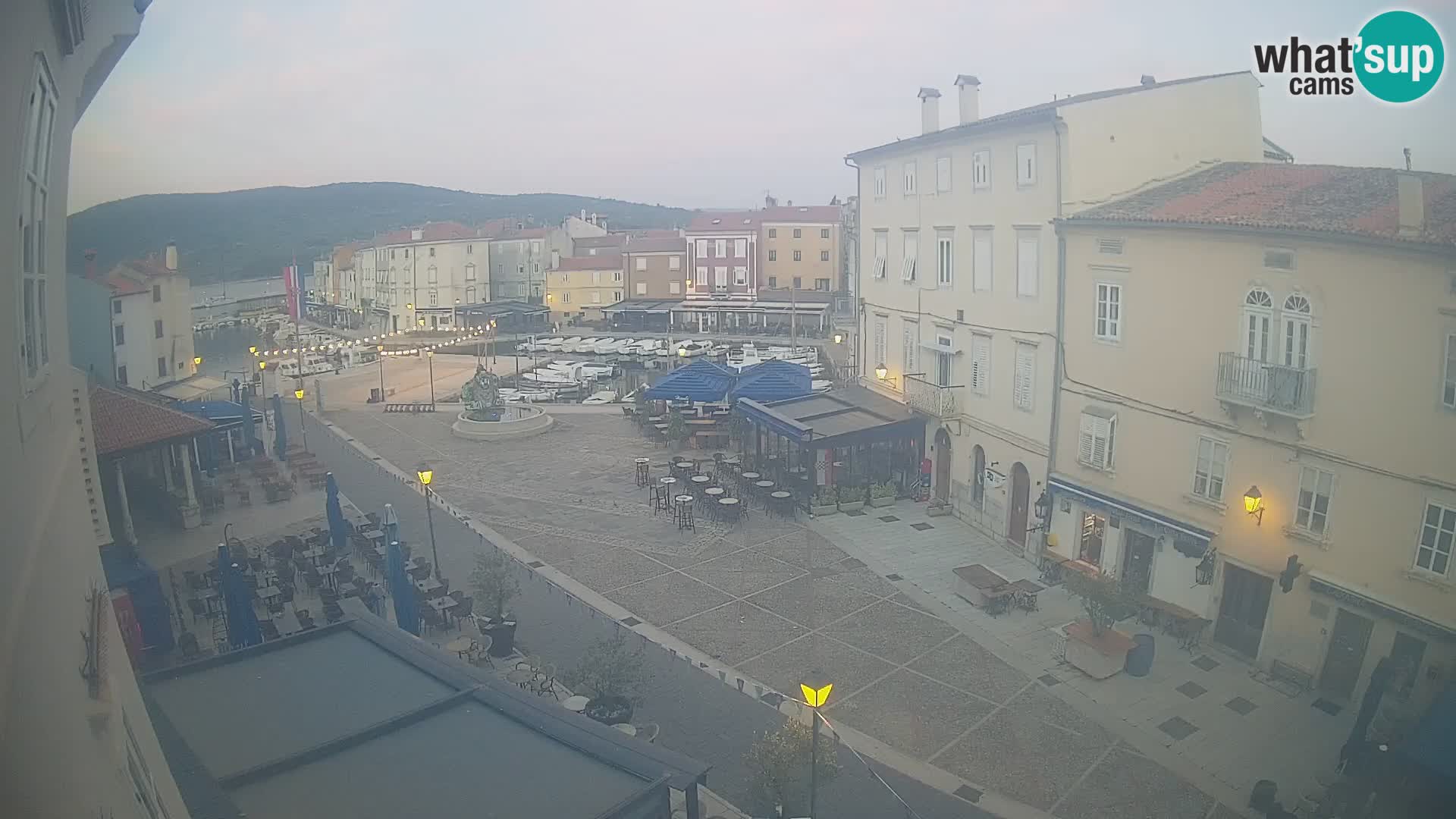 Kamera v ŽIVO Cres mesto – glavni trg in “mandrač” – otok Cres – Hrvaška