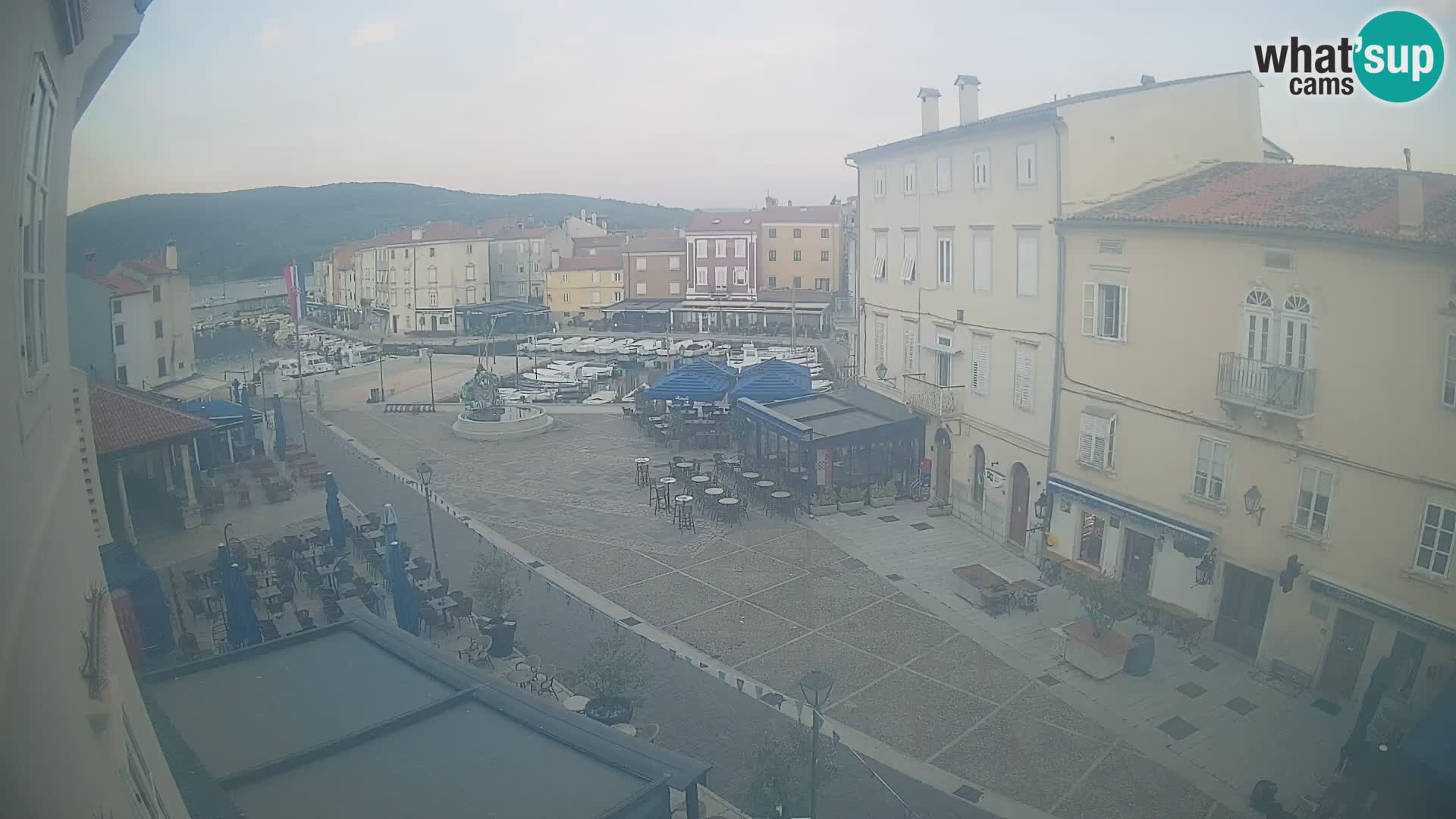 Kamera v ŽIVO Cres mesto – glavni trg in “mandrač” – otok Cres – Hrvaška