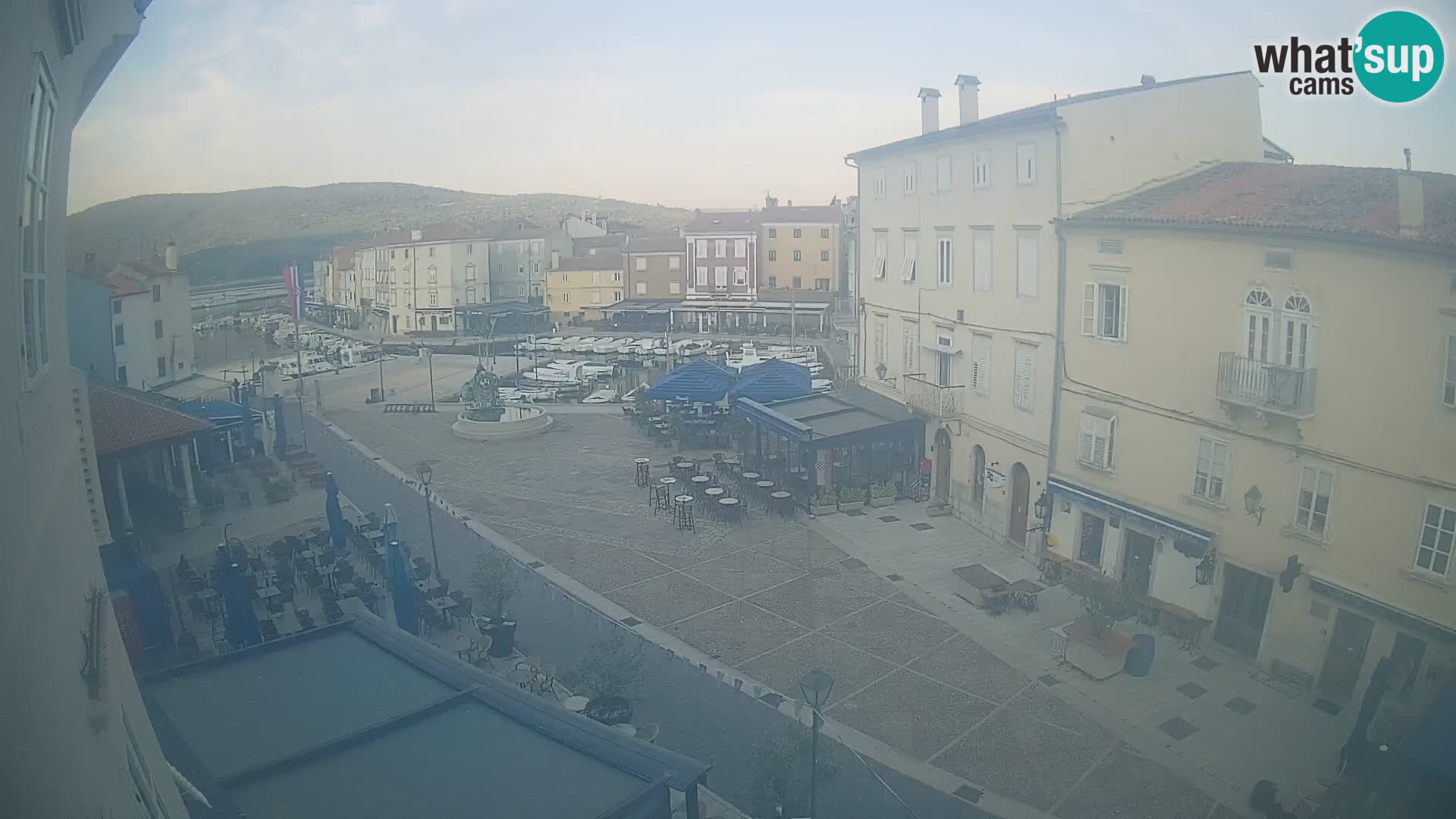V ŽIVO spletna kamera Cres mesto – glavni trg in “mandrač” – otok Cres – Hrvaška