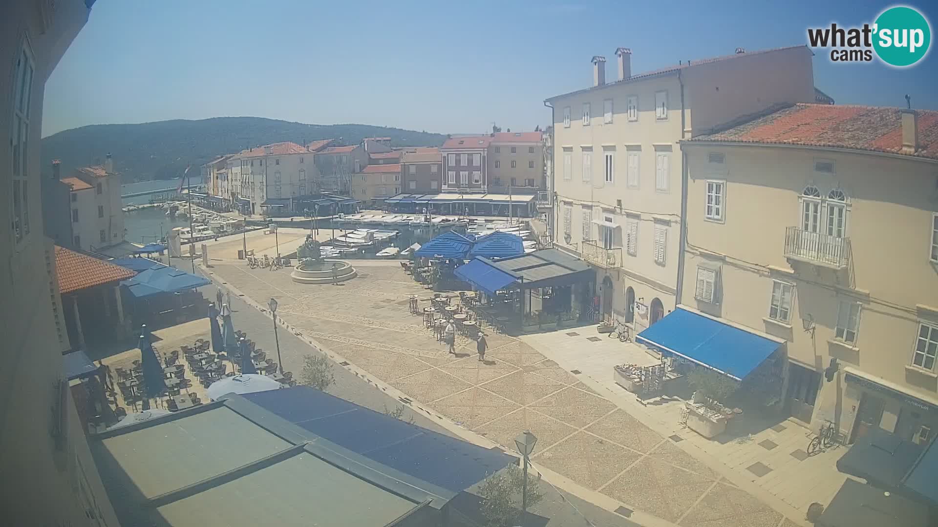 Web kamera Grad Cres – glavni trg i “mandrač” – otok Cres