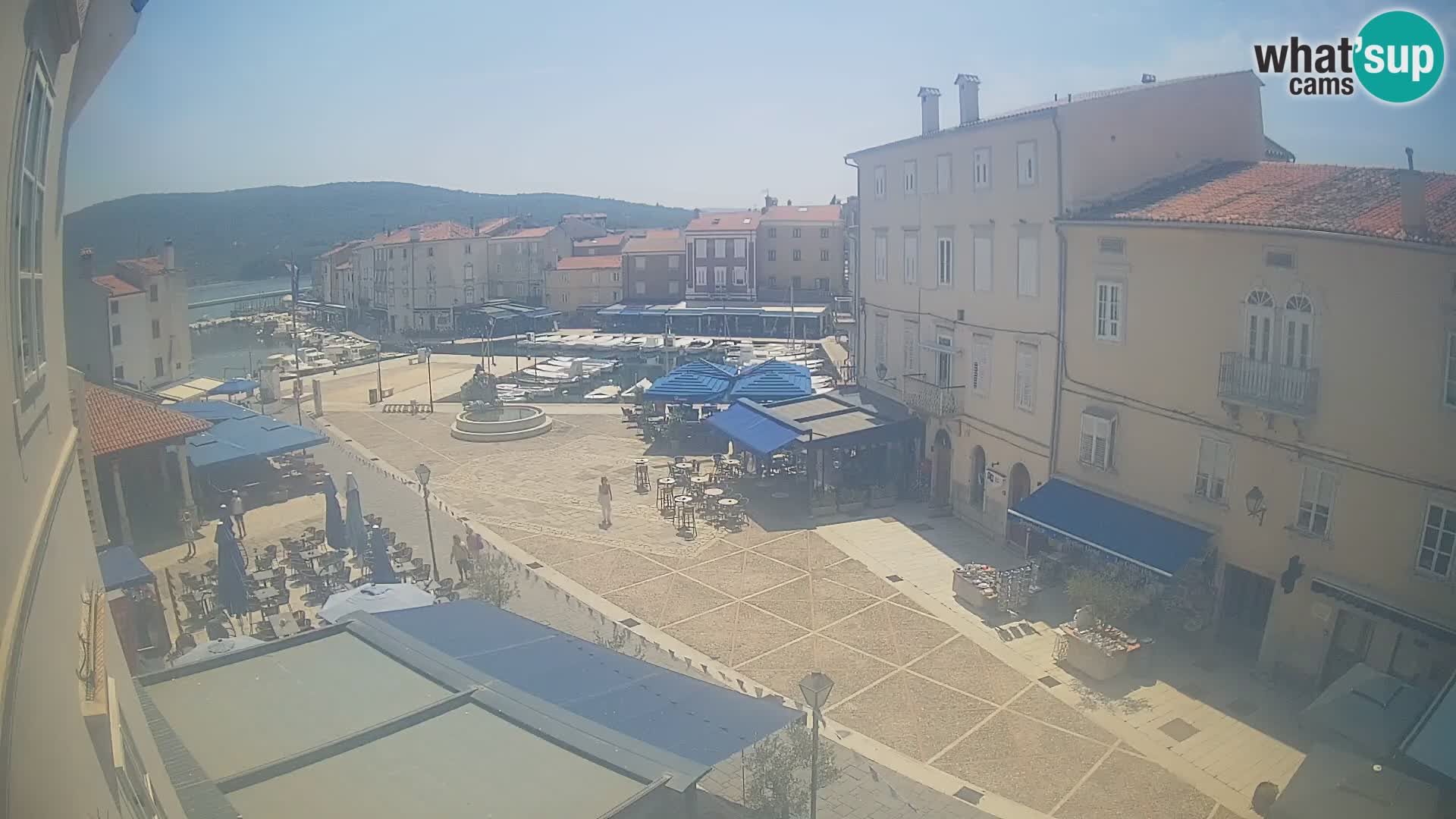 Web kamera Grad Cres – glavni trg i “mandrač” – otok Cres