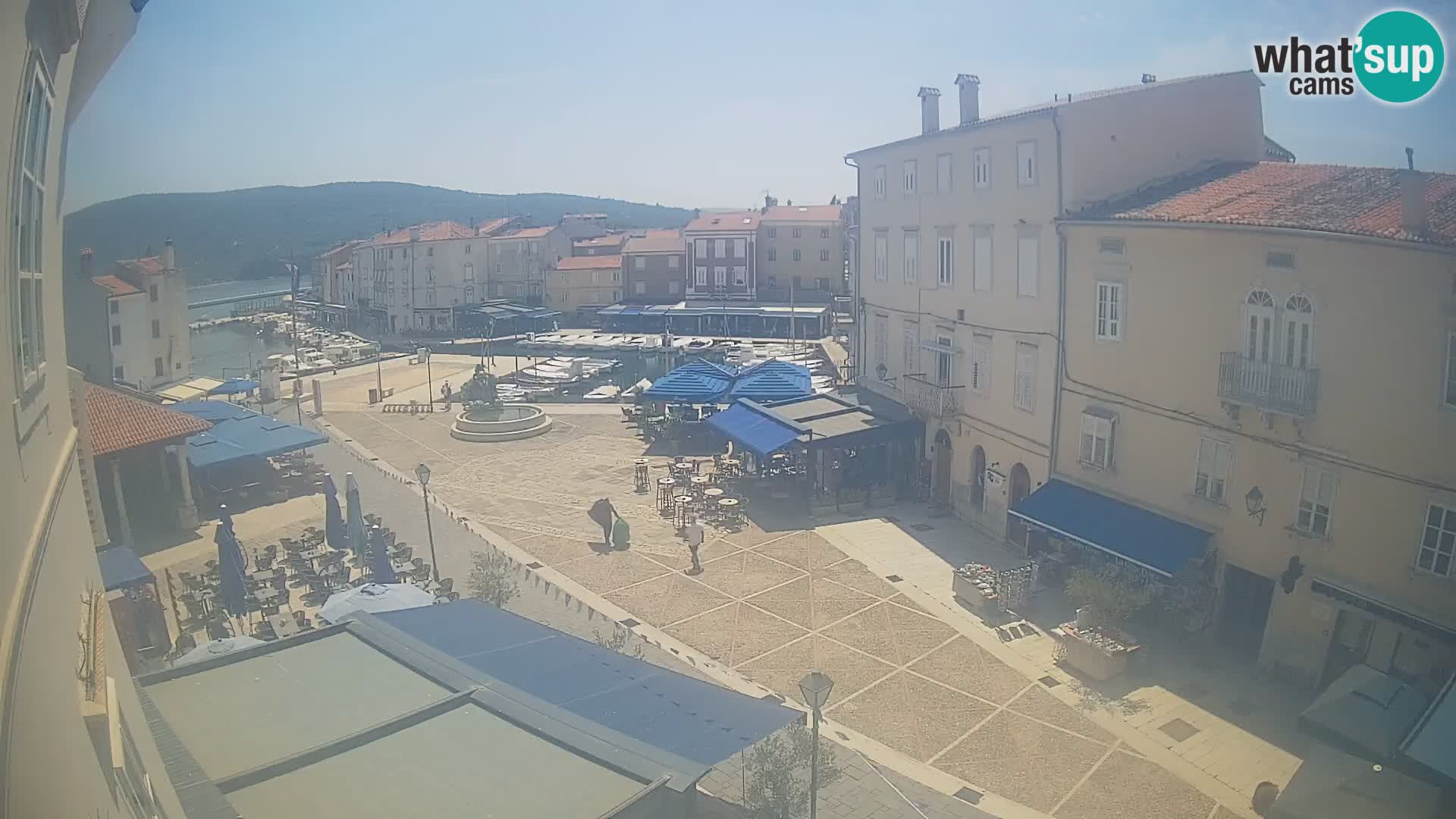 V ŽIVO spletna kamera Cres mesto – glavni trg in “mandrač” – otok Cres – Hrvaška