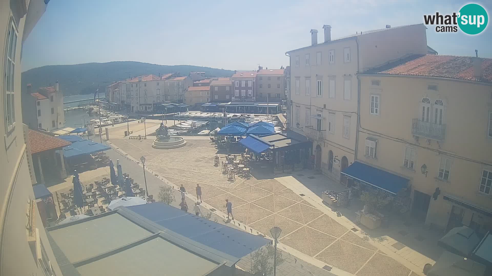 Web kamera Grad Cres – glavni trg i “mandrač” – otok Cres