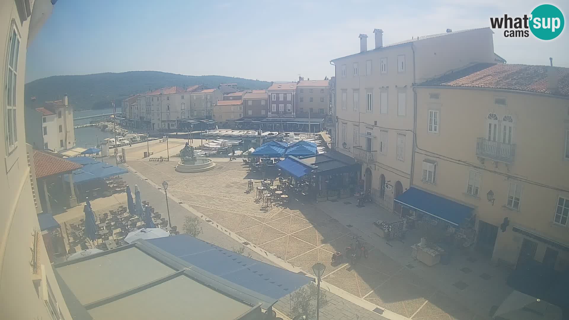 Web kamera Grad Cres – glavni trg i “mandrač” – otok Cres
