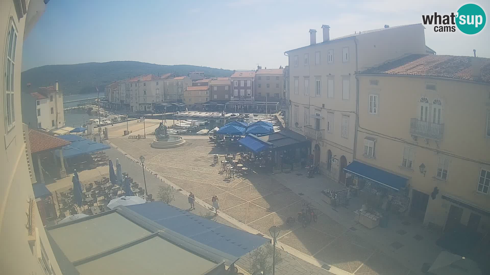 Web kamera Grad Cres – glavni trg i “mandrač” – otok Cres