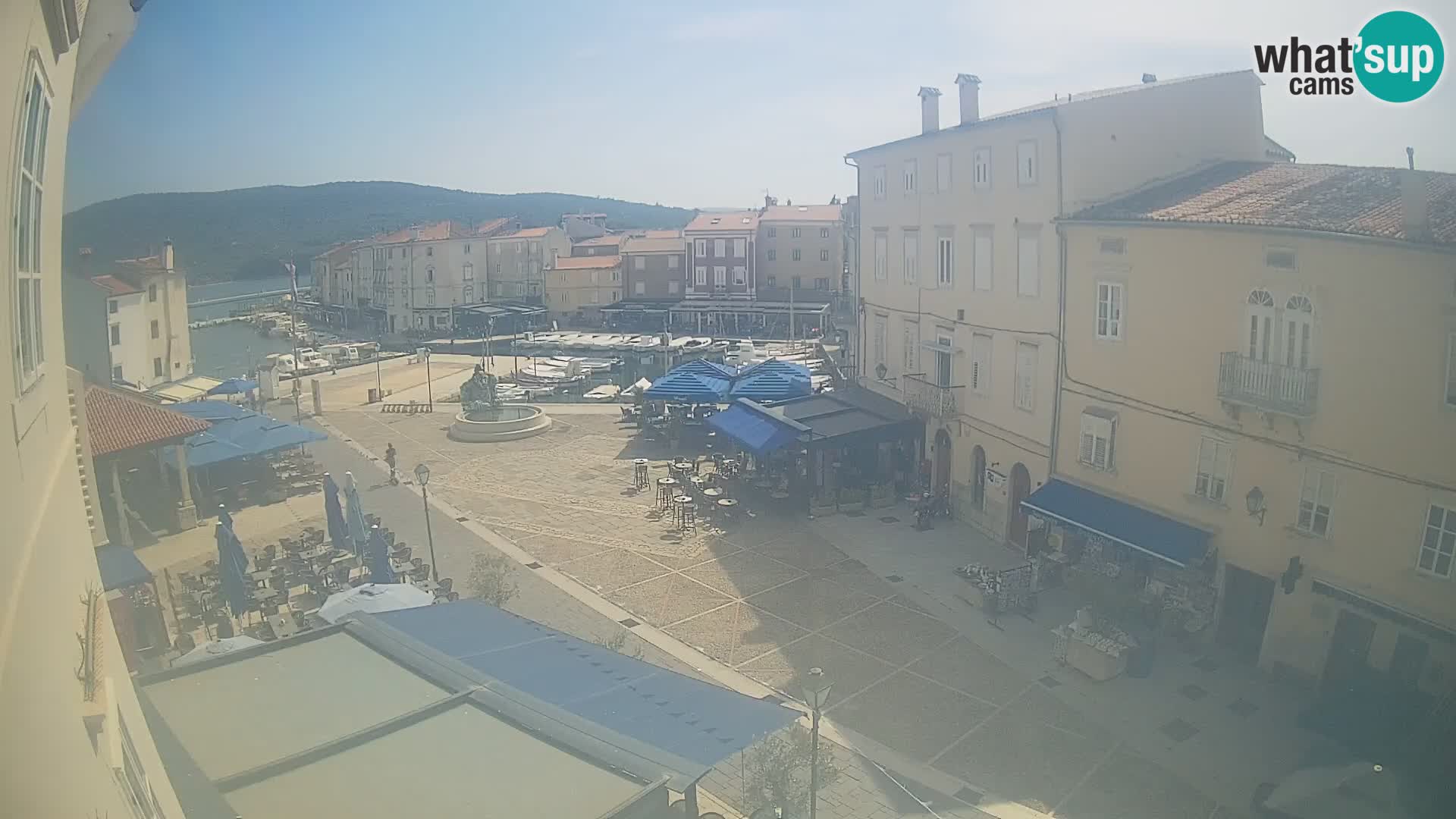 Web kamera Grad Cres – glavni trg i “mandrač” – otok Cres