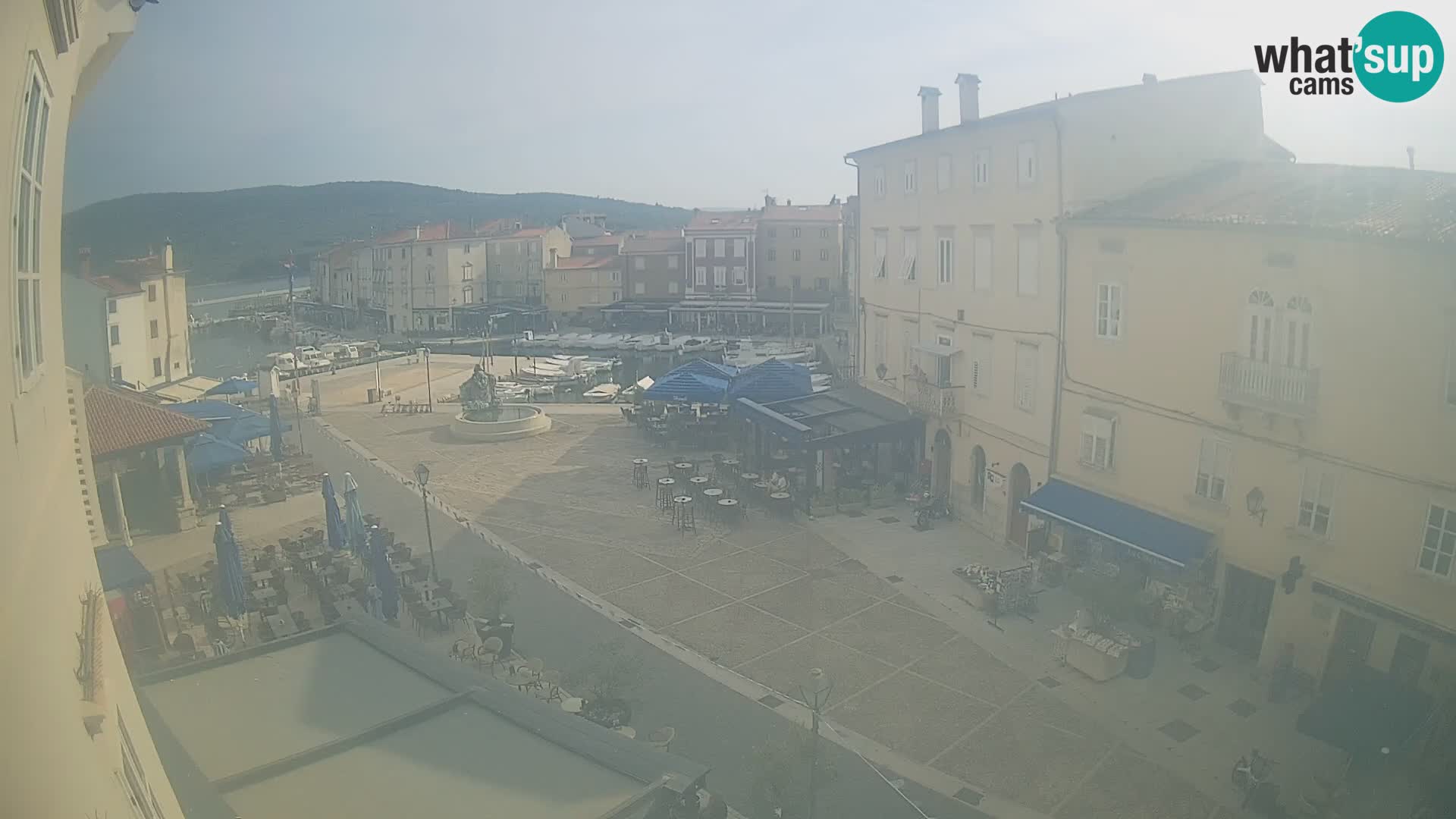 Web kamera Grad Cres – glavni trg i “mandrač” – otok Cres