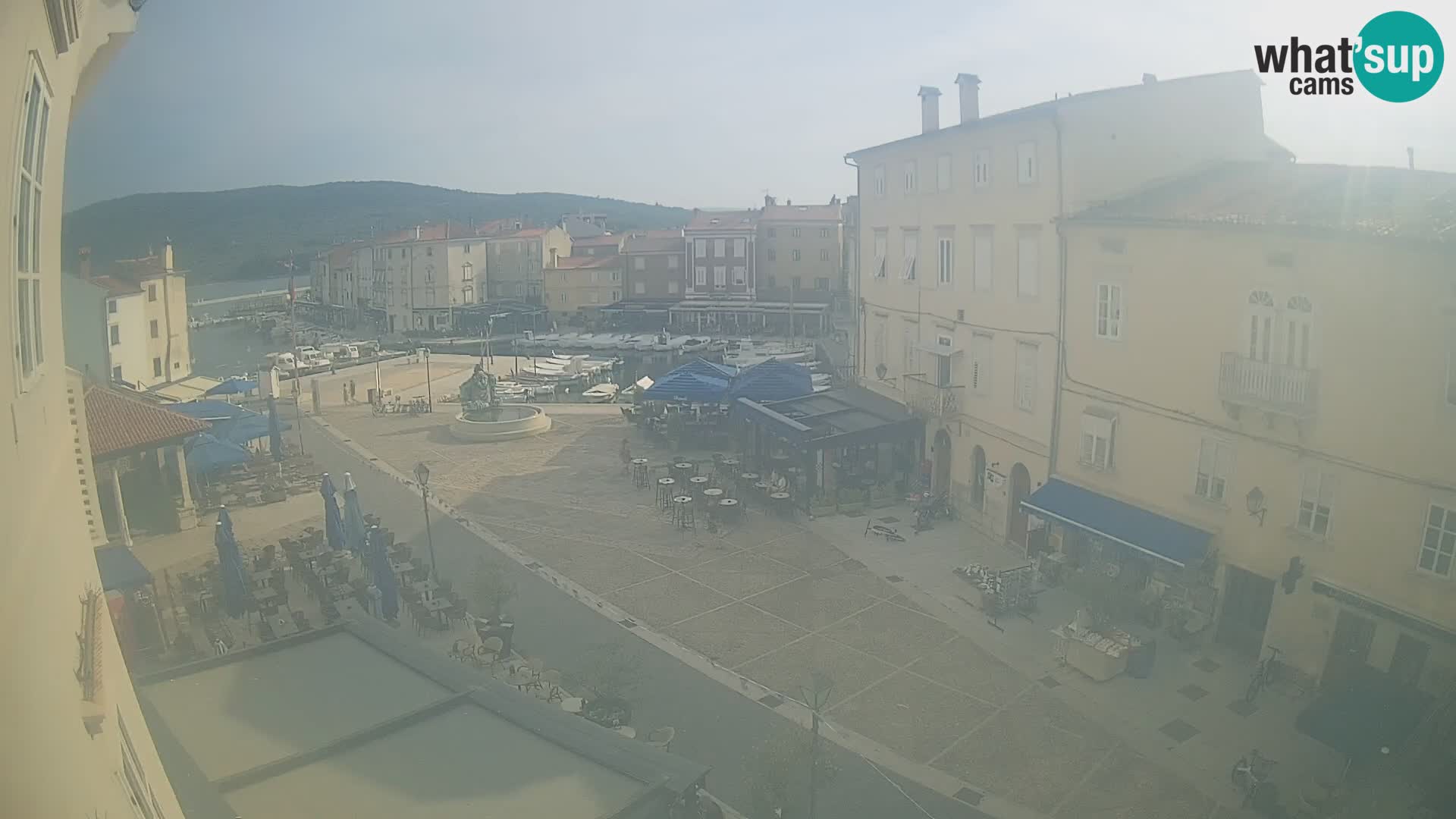 V ŽIVO spletna kamera Cres mesto – glavni trg in “mandrač” – otok Cres – Hrvaška