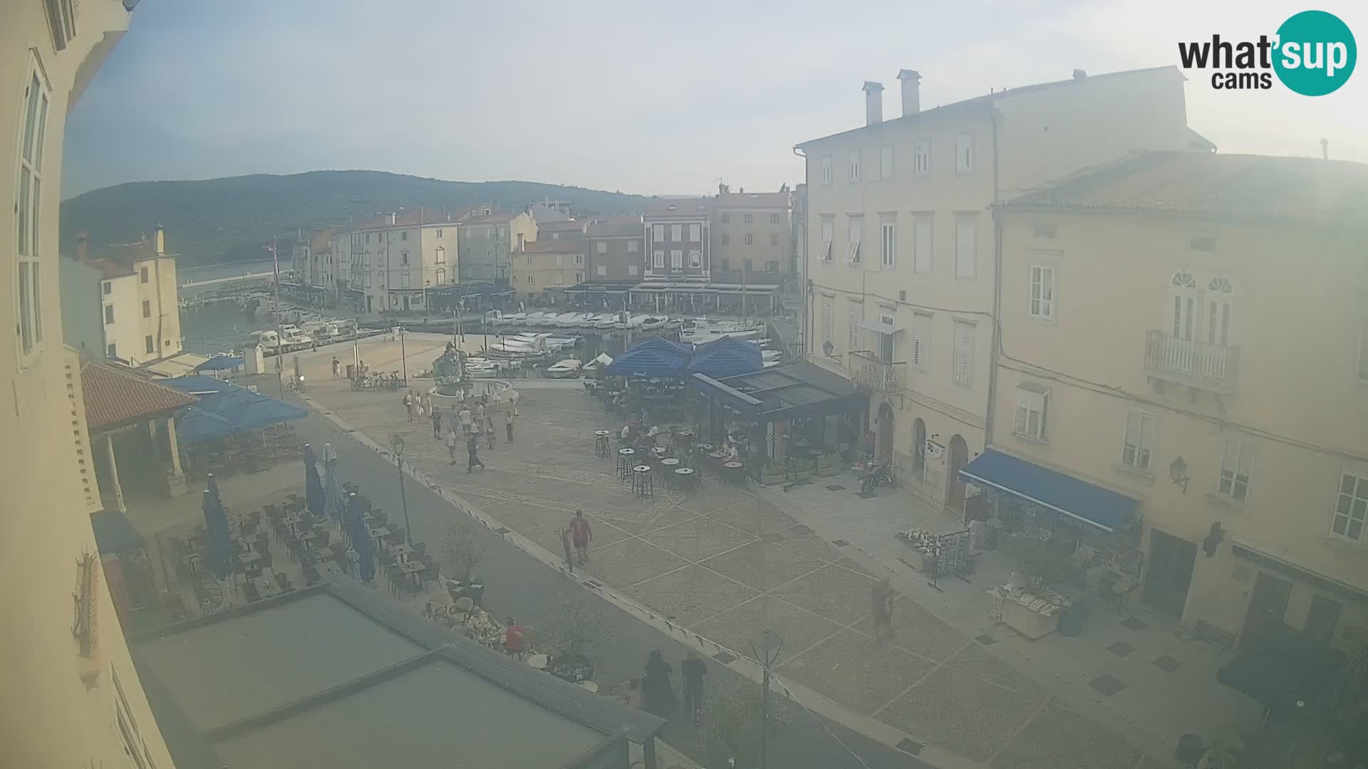 V ŽIVO spletna kamera Cres mesto – glavni trg in “mandrač” – otok Cres – Hrvaška