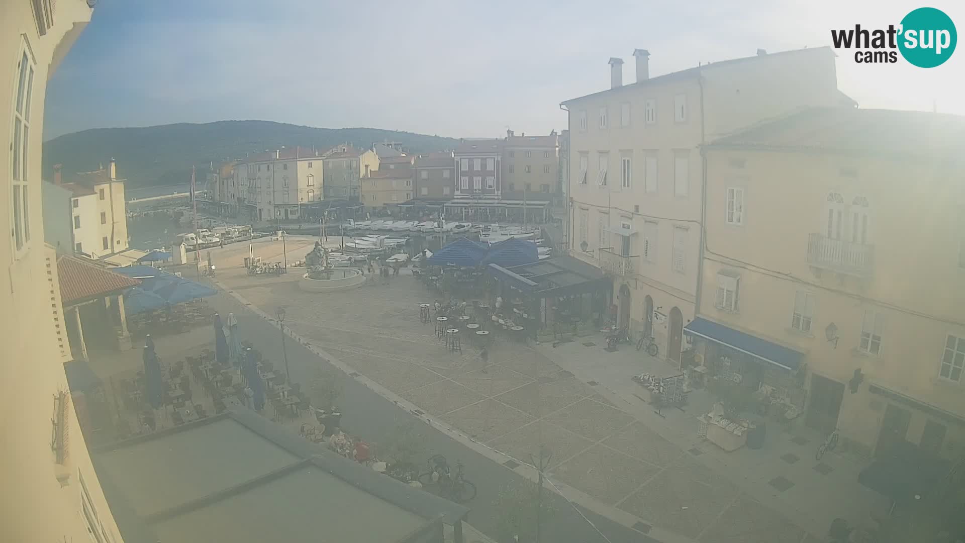 Web kamera Grad Cres – glavni trg i “mandrač” – otok Cres