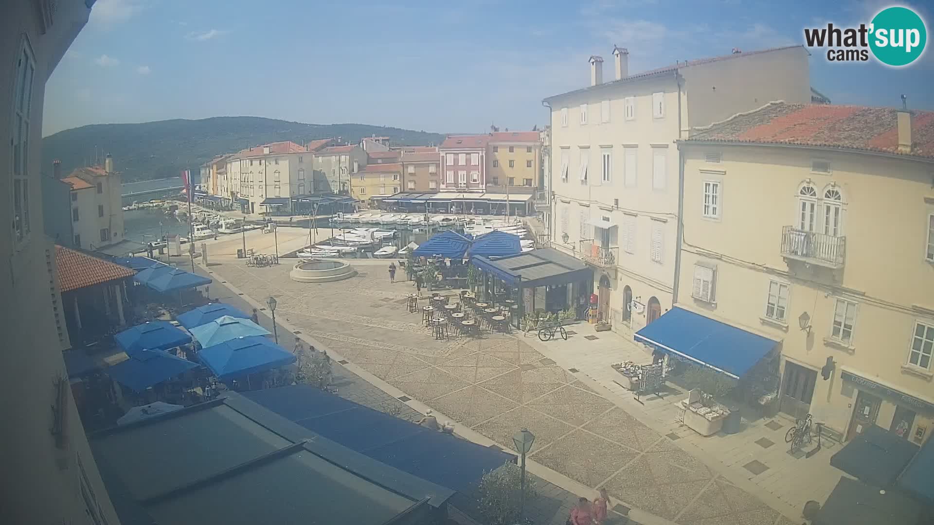 V ŽIVO spletna kamera Cres mesto – glavni trg in “mandrač” – otok Cres – Hrvaška