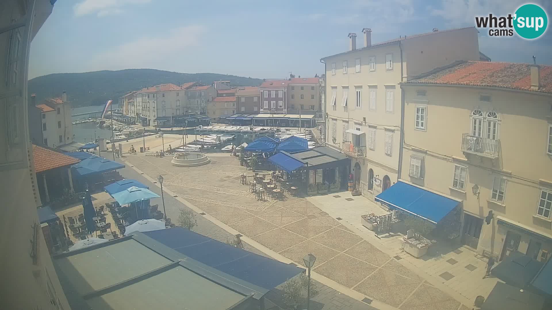 Web kamera Grad Cres – glavni trg i “mandrač” – otok Cres