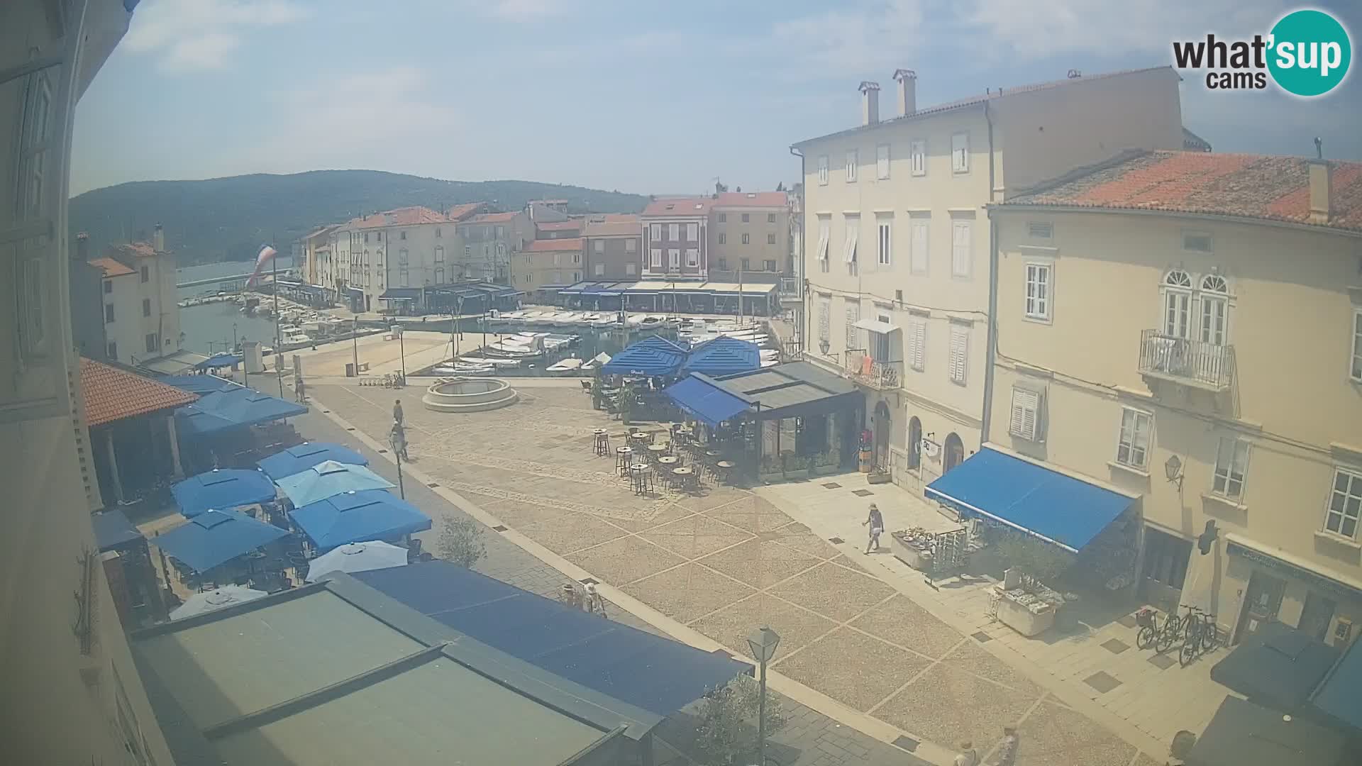 V ŽIVO spletna kamera Cres mesto – glavni trg in “mandrač” – otok Cres – Hrvaška