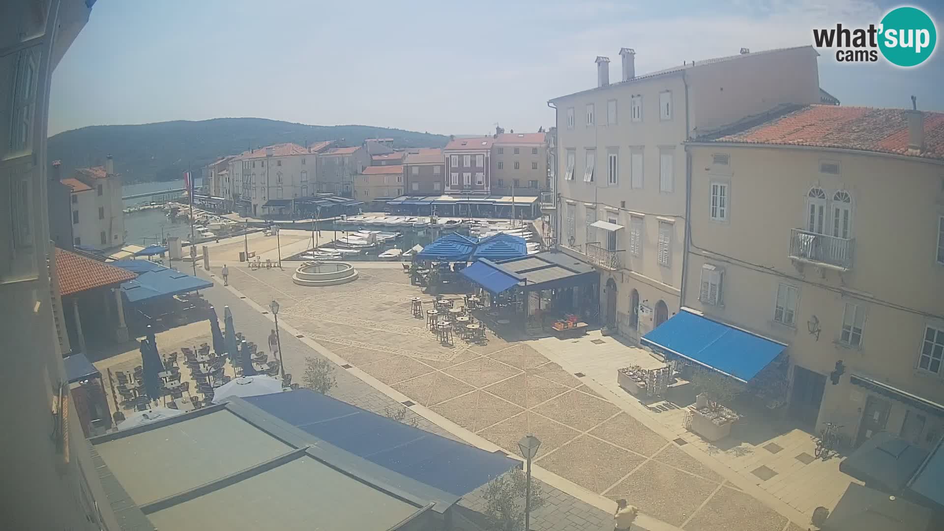 Web kamera Grad Cres – glavni trg i “mandrač” – otok Cres