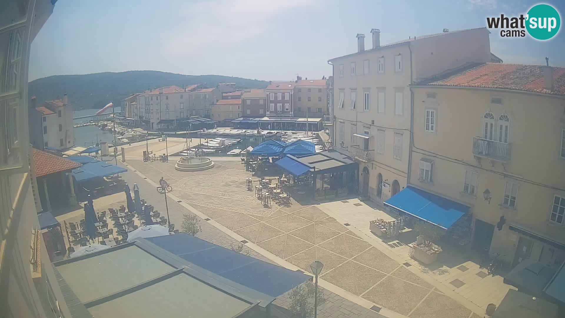 LIVE cam Cres city – place principale et “mandrač” – île de Cres – Croatie