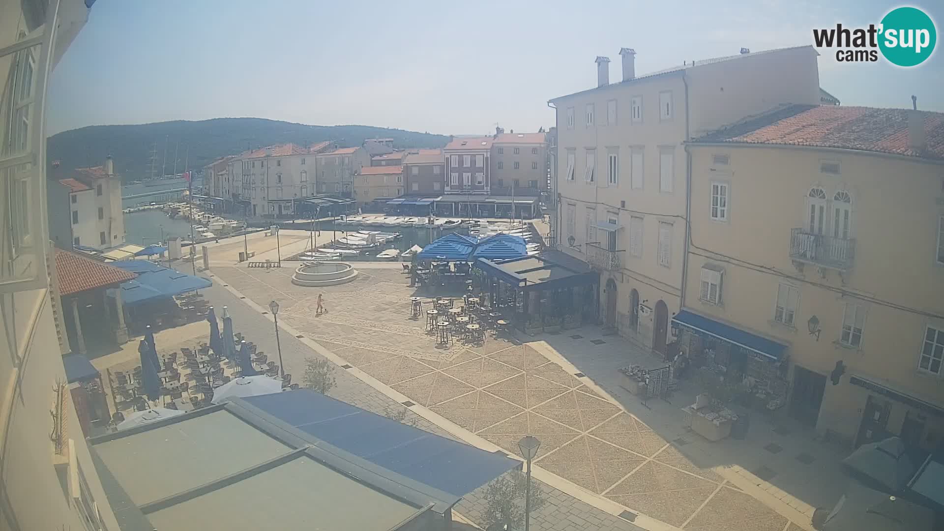 LIVE cam Cres city – place principale et “mandrač” – île de Cres – Croatie
