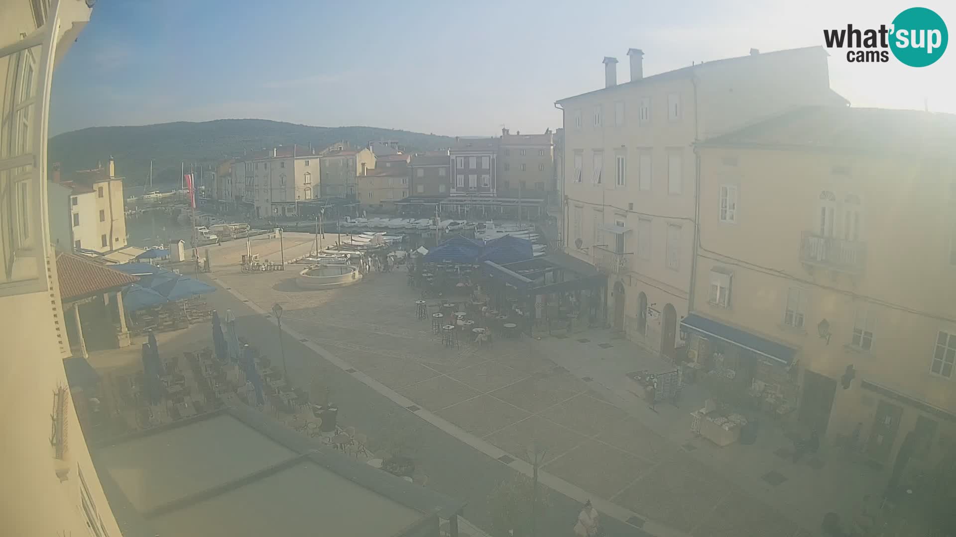 Cámara en vivo ciudad de Cres – plaza principal y “mandrač” – isla de Cres – Croacia