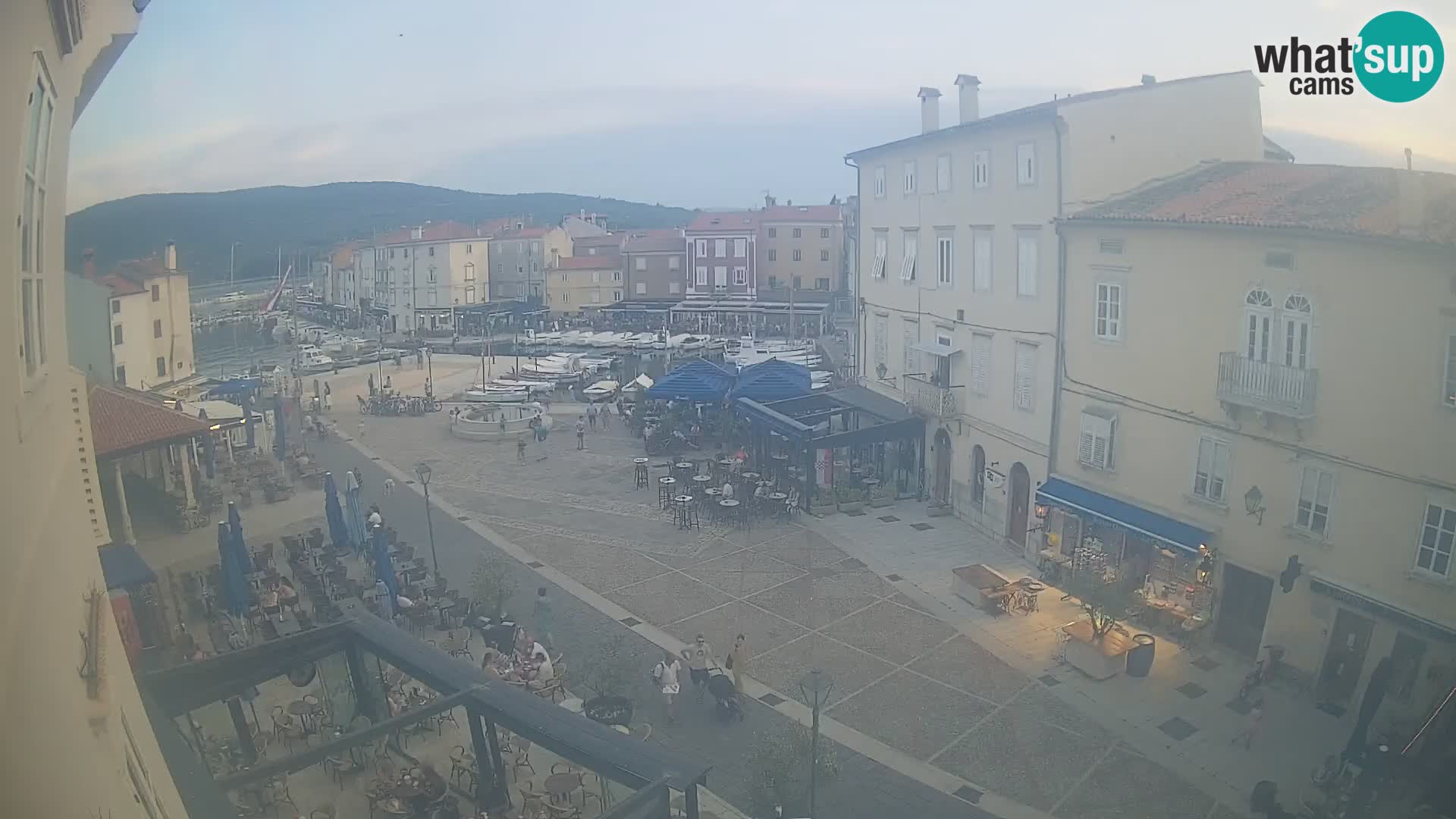 Cámara en vivo ciudad de Cres – plaza principal y “mandrač” – isla de Cres – Croacia